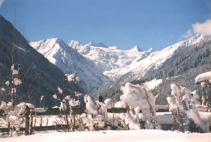 Der Stubaier Gletscher im Winter (Blick aus unserem Garten)